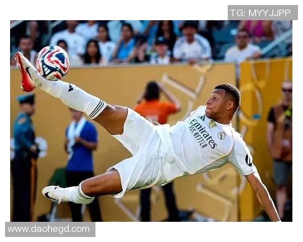 足球明星穿着黄色鞋子展现独特风格引发球迷热议与时尚潮流的碰撞